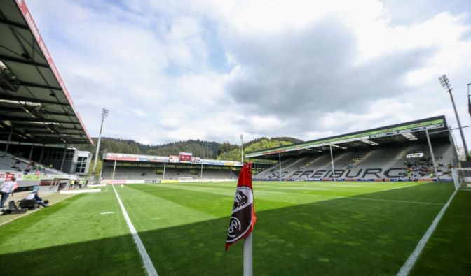 Der Platz ist angerichtet für einen neuen Spieltag in Freiburg. (Symbolbild)
