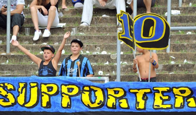 Fans von Jung bis Alt versuchen den 1. FC Saarbrücken zum Sieg anzutreiben. (Symbolbild)