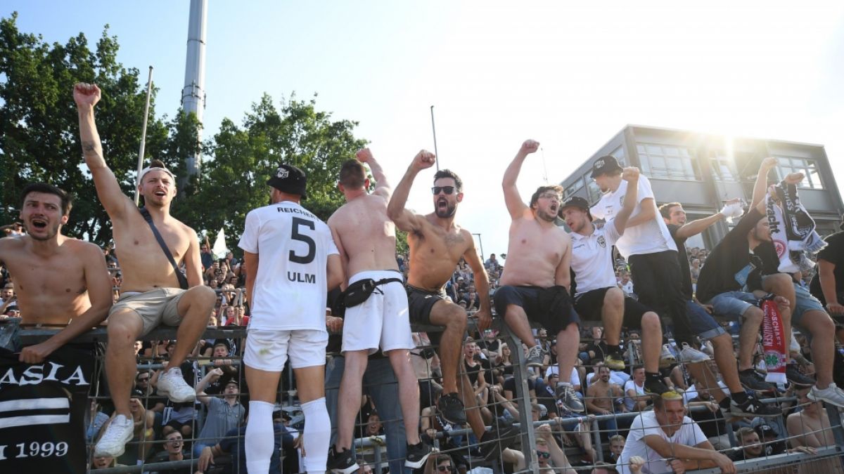 Die Fans des SSV Ulm feiern ausgelassen nach einem Sieg. (Symbolbild) (Foto)
