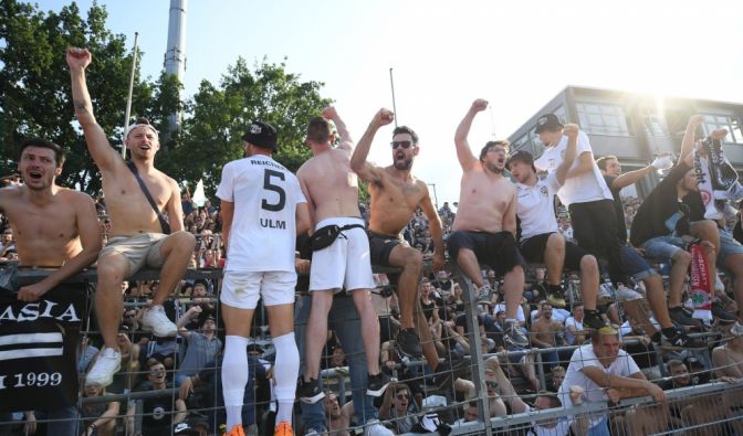 Die Fans des SSV Ulm feiern ausgelassen nach einem Sieg. (Symbolbild)