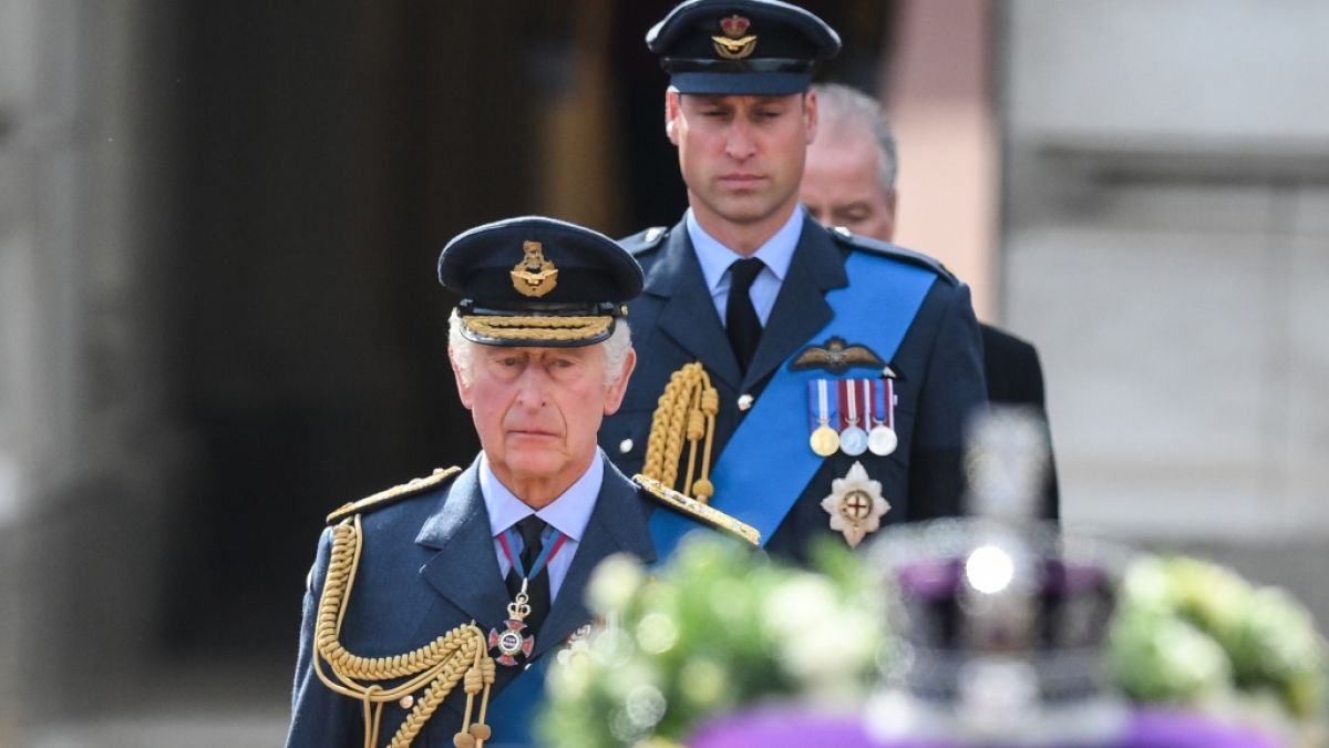 #König Charles III. ändert royale Regulieren: Überraschender Traditionsbruch brüskiert Thronfolger William
