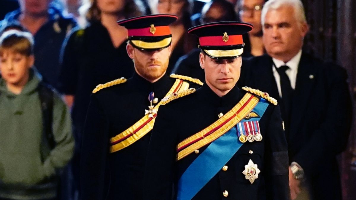In der Thronfolge steht Prinz William vor seinem Bruder Harry - und schnappt dem Herzog von Sussex auch auf königlichen Geheiß Ehrentitel weg. (Foto)