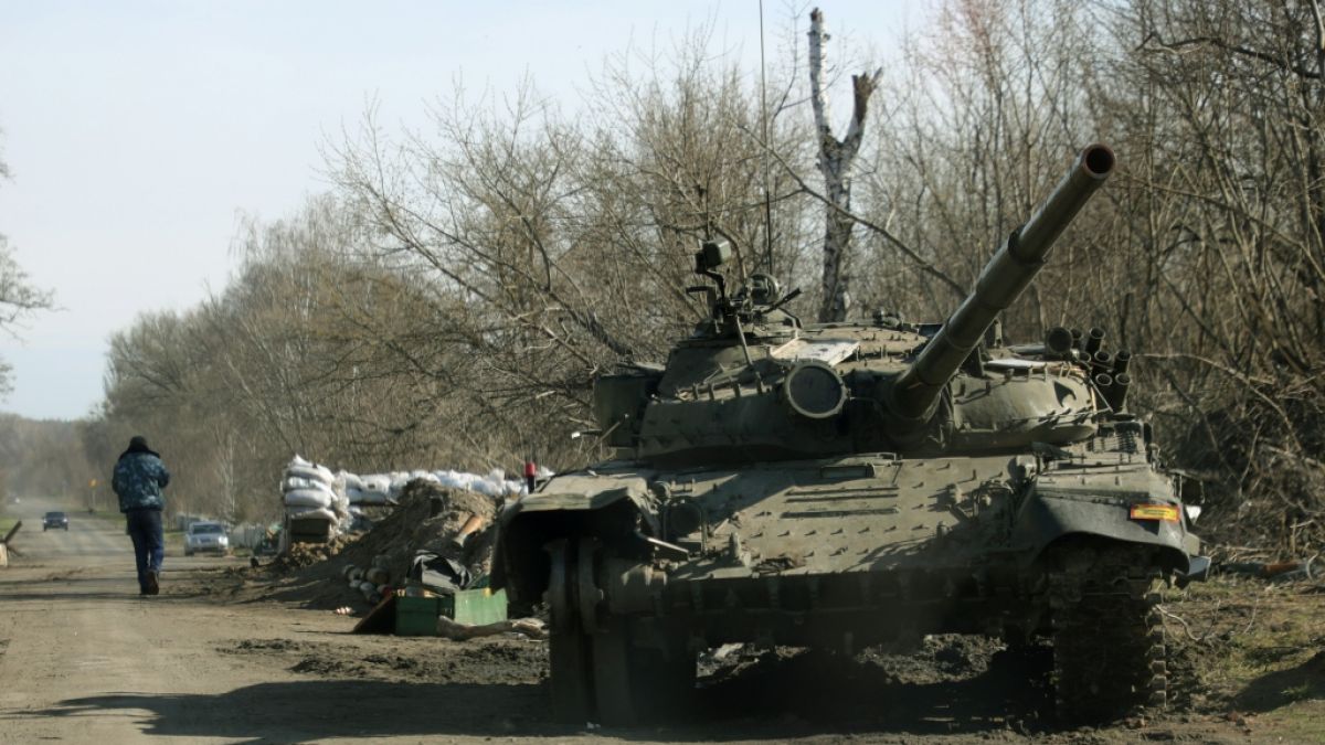 Ein Schützenpanzer steht am Straßenrand nach Abzug russischer Truppen. (Foto)