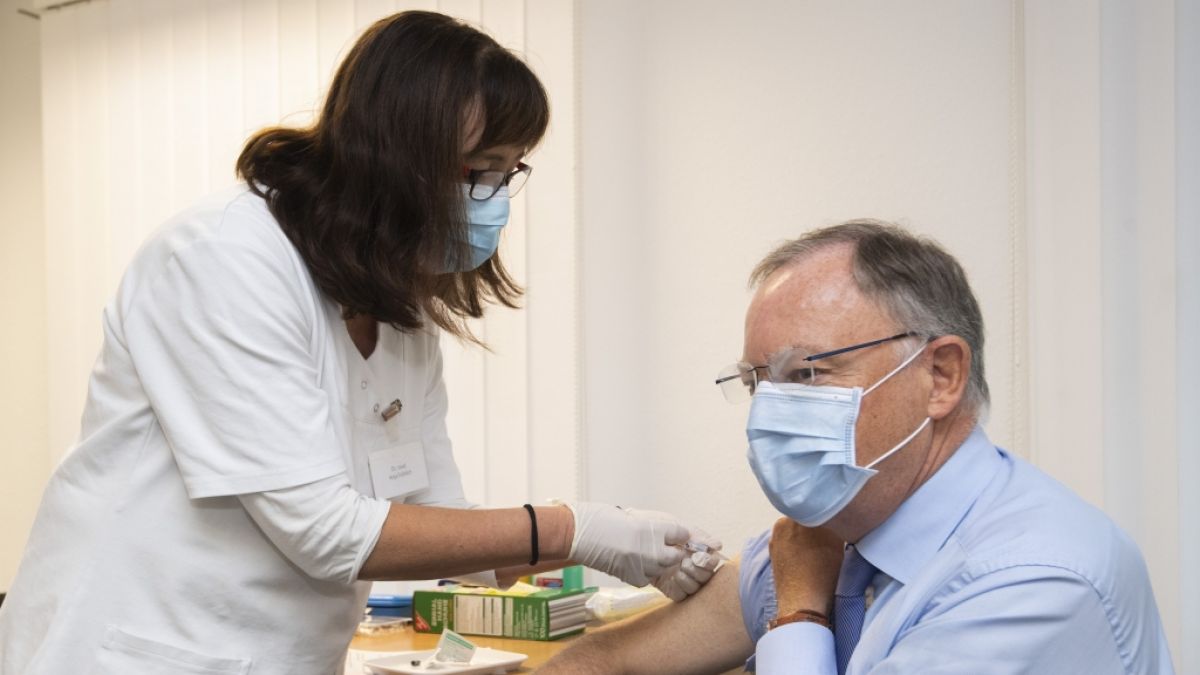 Grippewelle: Hier lässt sich Stephan Weil, Ministerpräsident in Niedersachsen, gegen die Grippe impfen (Foto)