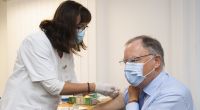 Grippewelle: Hier lässt sich Stephan Weil, Ministerpräsident in Niedersachsen, gegen die Grippe impfen