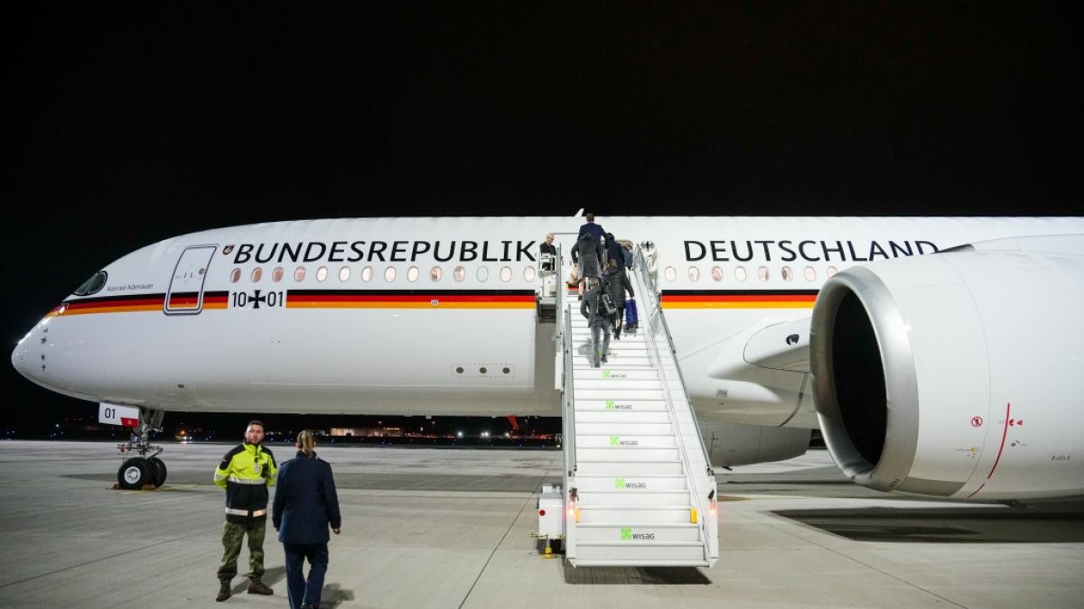 Der neue Airbus A350 "Konrad Adenauer" der Flugbereitschaft steht auf dem militärischen Teil des Flughafens Berlin-Brandenburg (BER) (Foto)