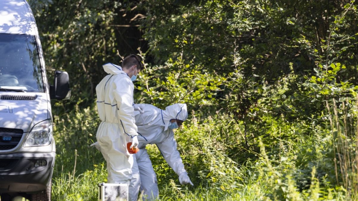 Beamte der Spurensicherung untersuchen den Auffindeort einer weiblichen Leiche nahe einer Tankstelle unmittelbar an der deutsch-niederländischen Grenze. (Foto)