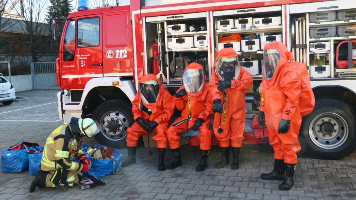 In Wiesbaden rückte die Feuerwehr nach einem Zwischenfall in einer Papierfabrik zu einem Großeinsatz aus, nachdem ein Gefahrgut-Austritt gemeldet wurde. (Foto)