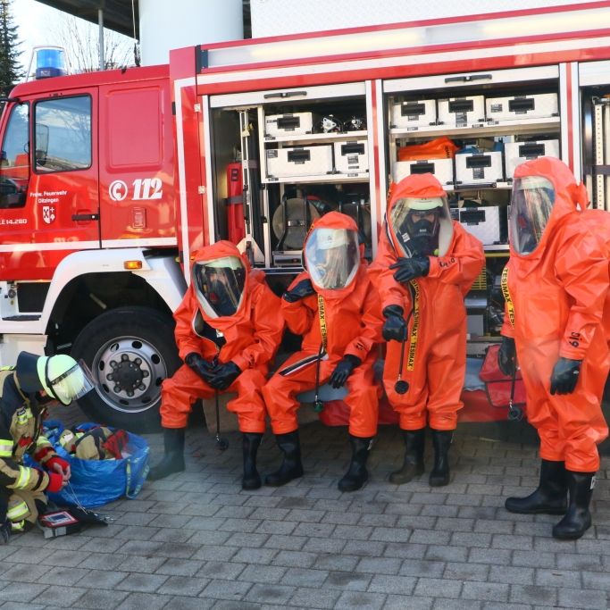 Feuerwehr im Großeinsatz - 13 Verletzte nach Gefahrgut-Austritt