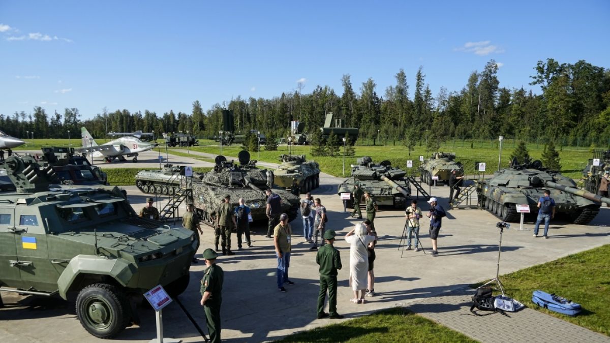 Journalisten besichtigen eine Ausstellung von Panzern und Schützenpanzern der ukrainischen Streitkräfte, die während der Kämpfe in der Ukraine beschädigt und erbeutet wurden, auf dem Internationalen Militärforum im Park Patriot. (Foto)