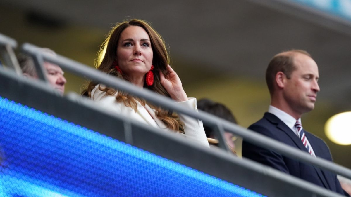 Bei der Fußball-EM 2021 ließen sich Prinzessin Kate und Prinz William Stadion-Besuche nicht entgehen - dem Frauen-Team verweigern die Royals bei der WM jedoch die Unterstützung vor Ort. (Foto)