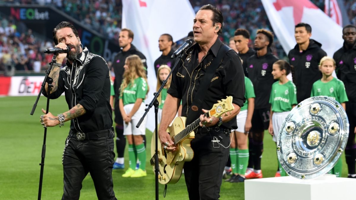 Die Band "The BossHoss" singen die Nationalhymne beim Bundesliga-Auftakt. Im Anschluss hagelt es Spott und Häme im Netz. (Foto)