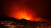 Der Waldbrand auf der bei Urlaubern beliebten Kanaren-Insel Teneriffa ist weiter außer Kontrolle.