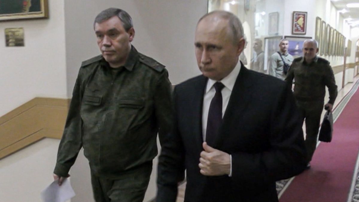 Wladimir Putin (rechts) und Waleri Gerassimow trafen sich mit hochrangigen russischen Kommandeuren. (Foto)