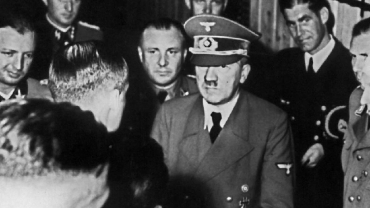 Rund um den Tod von Adolf Hitler (M.) existieren zahlreiche Verschwörungstheorien. (Foto)