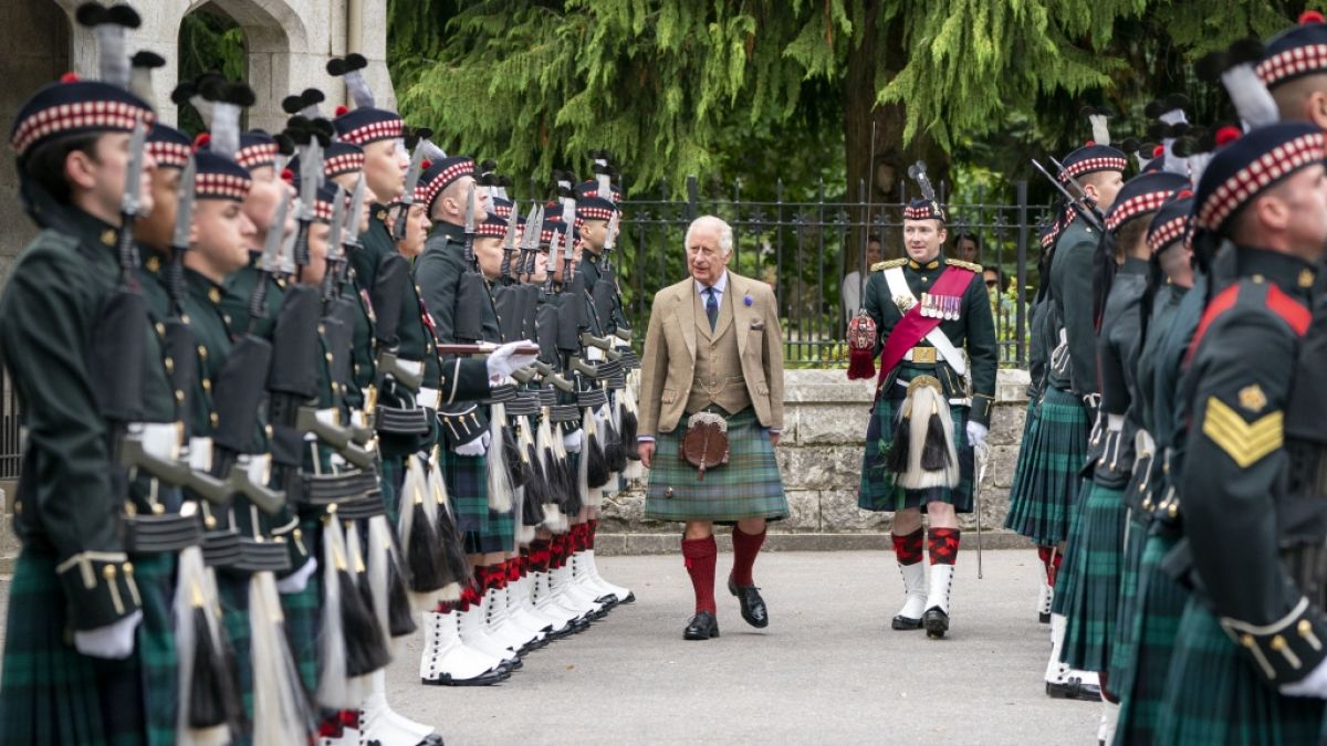 König Charles III. inspiziert bei der Ankunft auf Balmoral Castle die Balaklava-Kompanie des 5. Bataillons des Royal Regiment of Scotland. (Foto)