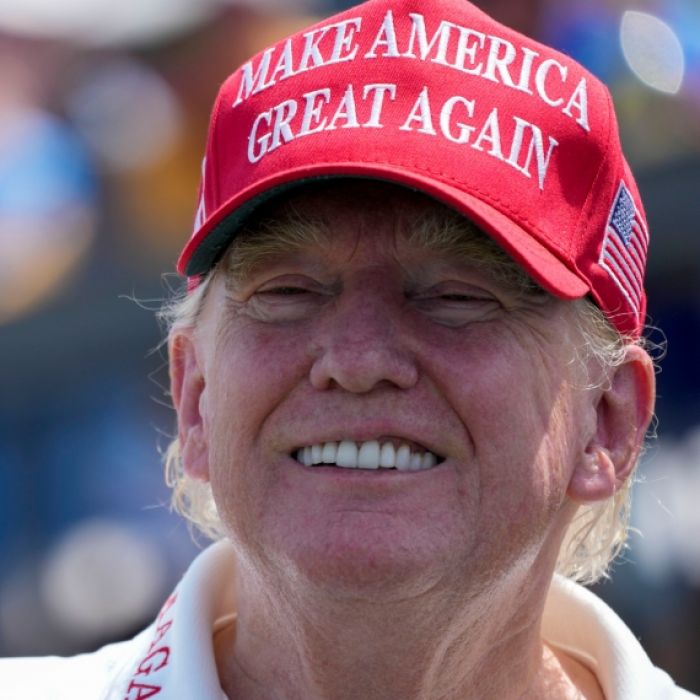 Donald Trump, ehemaliger Präsident der USA, verfolgt ein Golfturnier.