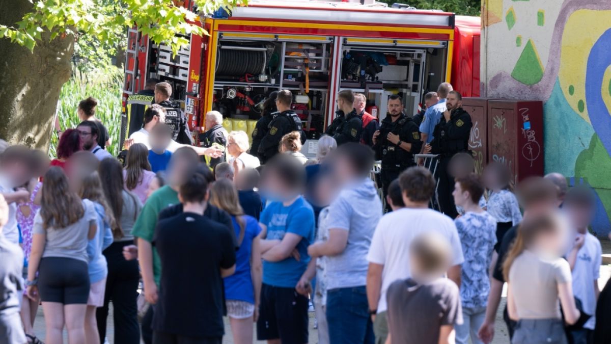Einsatzkräfte der Feuerwehr stehen auf dem Schulhof einer Grund- und Oberschule in Bischofswerda (Landkreis Bautzen). In der Schule in Ostsachsen ist Amokalarm ausgelöst worden. (Foto)