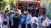 Einsatzkräfte der Feuerwehr stehen auf dem Schulhof einer Grund- und Oberschule in Bischofswerda (Landkreis Bautzen). In der Schule in Ostsachsen ist Amokalarm ausgelöst worden.