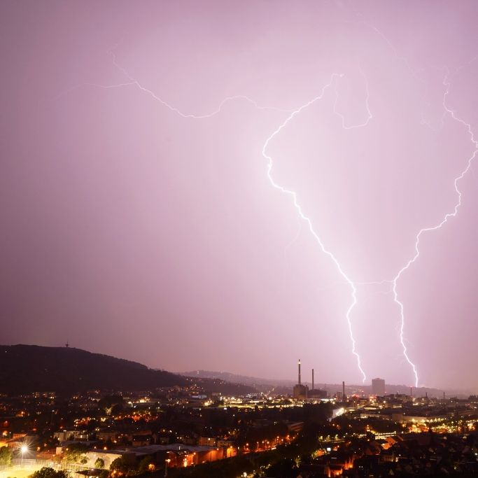 Unwetter in Bayern wirft Bierzelt um - Rund 30 Verletzte