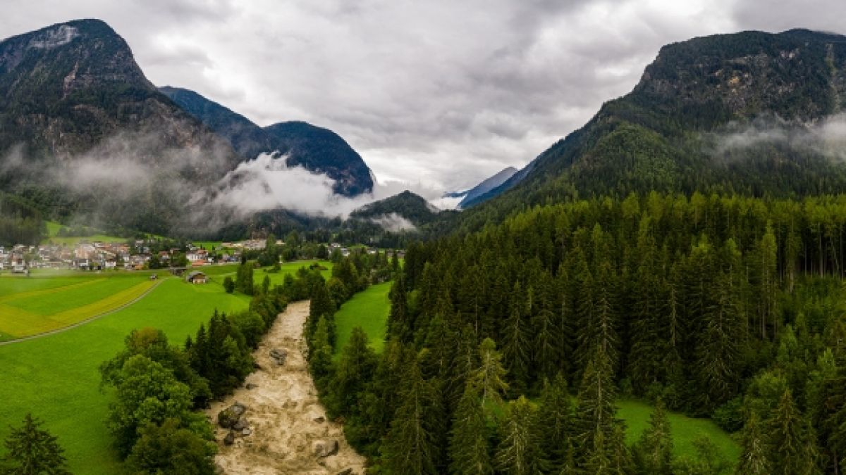 Heftiger Starkregen führte in Tirol bereits zu Hochwasser. (Foto)