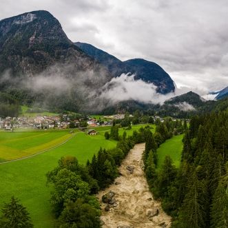 Zerstörte Straßen und evakuierte Orte! Videos zeigen Wetter-Horror in den Alpen