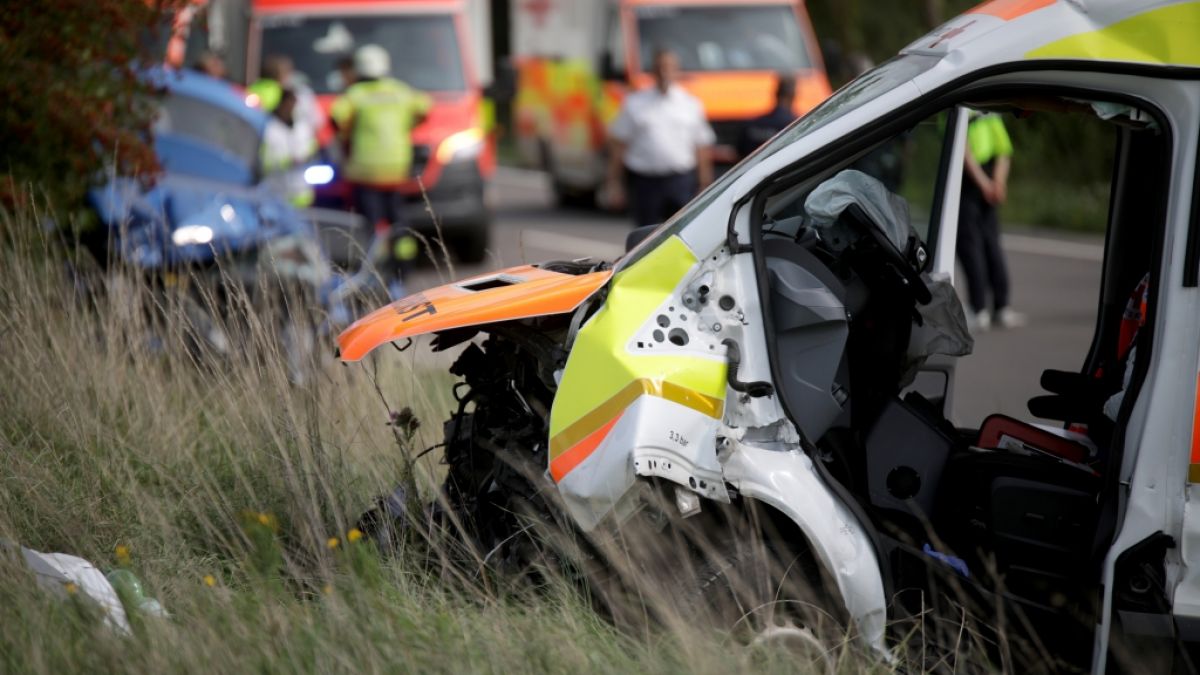 Bei einem Zusammenstoß von einem Auto mit einem Krankenwagen in Mittelfranken gab es drei Tote. (Foto)
