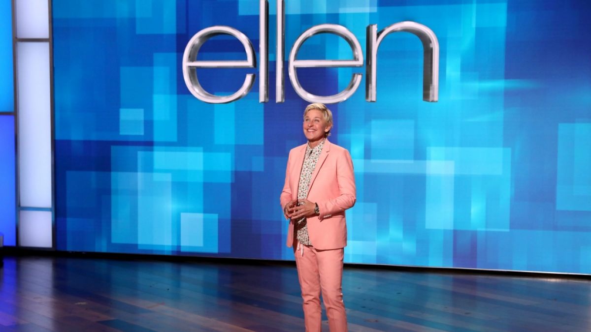 US-Moderatorin Ellen DeGeneres ist entgegen anderslautenden, bei Twitter kursierenden Gerüchten nicht tot, sondern erfreut sich bester Gesundheit. (Foto)