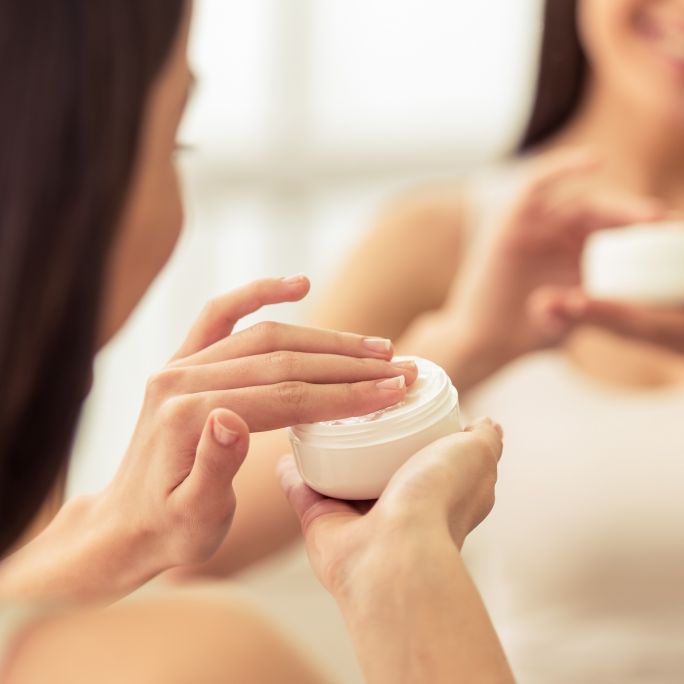 Dermatologe klärt auf: Schadet zu viel Creme wirklich der Haut? 