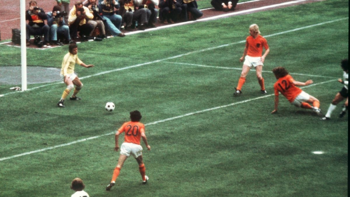 Jan Jongbloed (l.), Ex-Nationaltorwart der Niederlande, ist gestorben. 1974 verlor er mit Oranje das WM-Finale gegen Deutschland. (Foto)