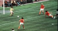Jan Jongbloed (l.), Ex-Nationaltorwart der Niederlande, ist gestorben. 1974 verlor er mit Oranje das WM-Finale gegen Deutschland.