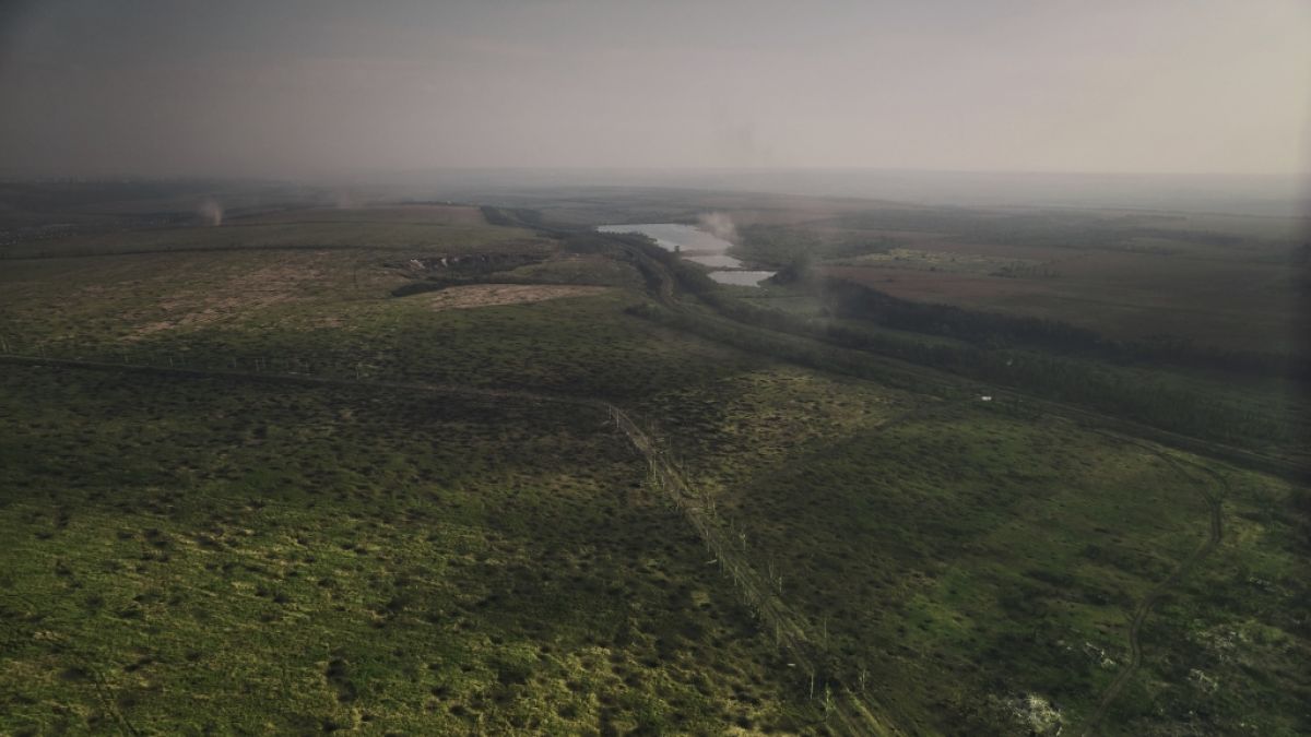 Ein mit Bombenkratern übersätes Feld zwischen den ukrainischen und russischen Stellungen in der Nähe von Bachmut, dem Schauplatz heftiger Gefechte mit den russischen Streitkräften in der Region Donezk. (Foto)