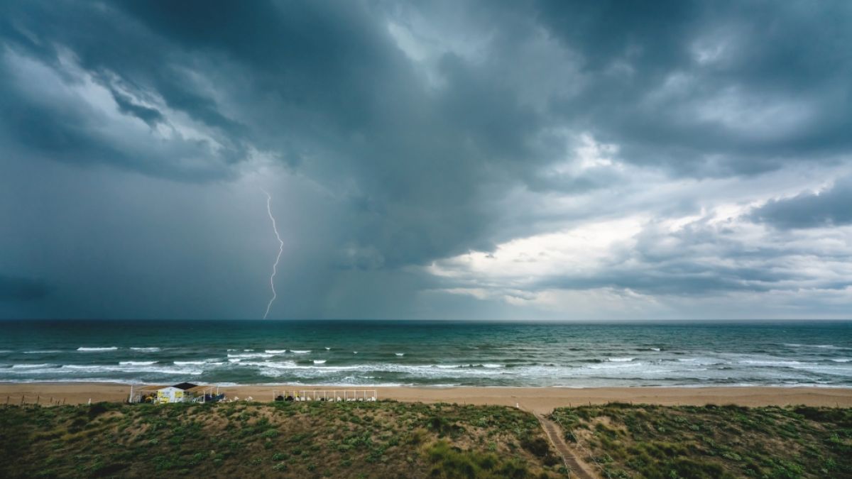 España: Actual aviso de tiempo severo para zonas de Costa – Ampurdán, litoral – costa sur de Tarragona y otras zonas por peligros costeros y tormentas para el jueves