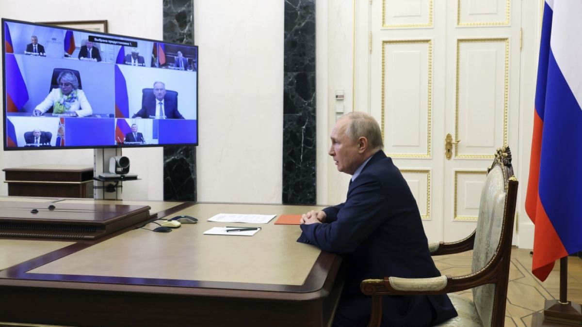 Wladimir Putin (hier bei einer Sitzung des Sicherheitsrates) muss erneut Rückschläge im Ukraine-Krieg verkraften. (Foto)