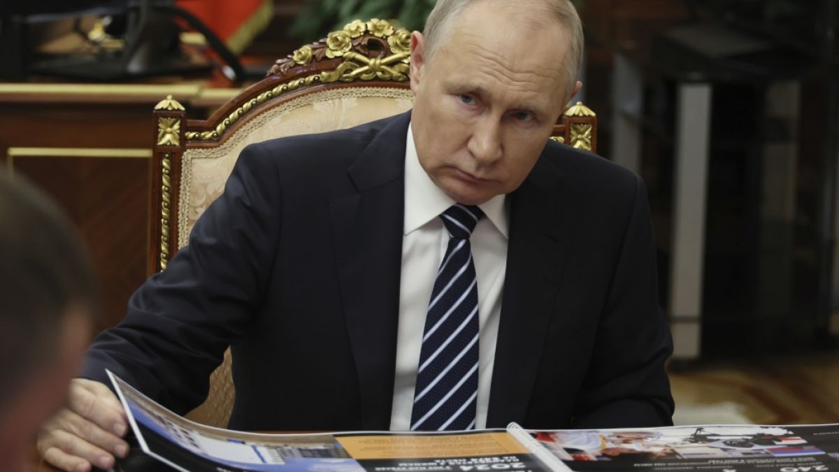 Wladimir Putin will seine Atombomber offenbar mit Autoreifen schützen. (Foto)