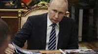 Wladimir Putin will seine Atombomber offenbar mit Autoreifen schützen.