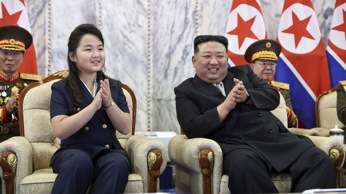 Zur Mega-Militär-Parade brachte Kim Jong-un seine Tochter mit. (Foto)