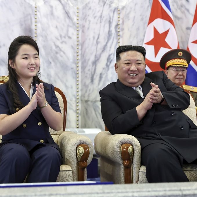 Nordkorea-Tyrann feiert Militärparade mit geheimer Tochter (10)