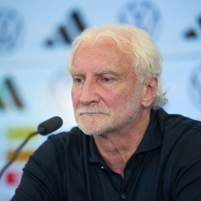 DFB-Sportdirektor Rudi Völler vermeidet Bekenntnis zu Hansi Flick