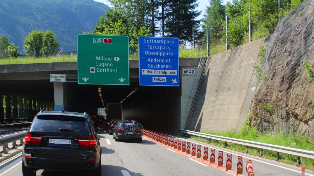 Der Gotthard-Straßentunnel in der Schweiz musste bis auf Weiteres für den Verkehr gesperrt werden. (Foto)