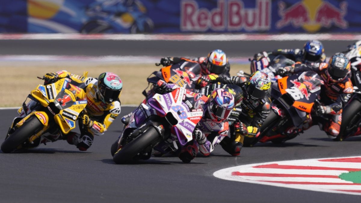 Die Rennfahrer der MotoGP, Moto2 und Moto3 fahren am 24. September 2023 in Neu Delhi um den Sieg beim Großen Preis von Indien. (Foto)