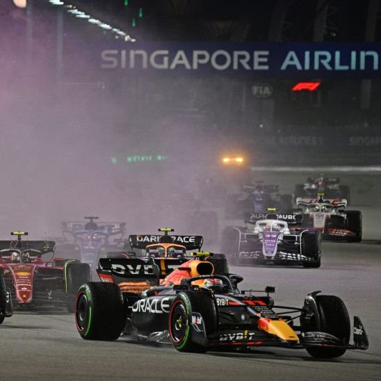 Sainz gewinnt Formel-1-Rennen in Singapur - Red-Bull-Serie gerissen