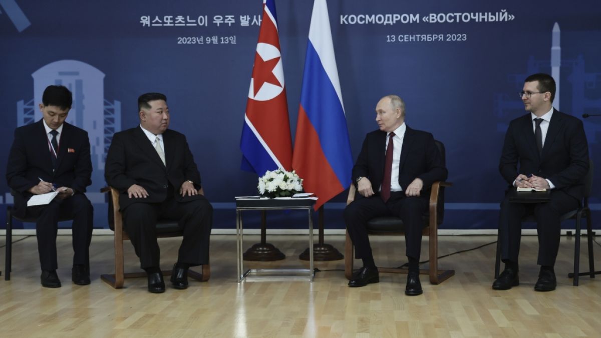 Bei seinem Treffen mit Kim Jong-un (2.v.l.) legte Wladimir Putin (2.v.r.) einen erneuten Zitter-Auftritt hin. (Foto)