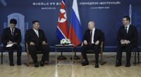 Bei seinem Treffen mit Kim Jong-un (2.v.l.) legte Wladimir Putin (2.v.r.) einen erneuten Zitter-Auftritt hin.