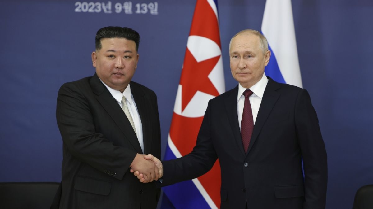 Kim Jong-un, Machthaber von Nordkorea, und Wladimir Putin reichen sich bei ihrem Treffen am Weltraumbahnhof Wostotschny die Hände. (Foto)
