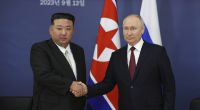 Kim Jong-un, Machthaber von Nordkorea, und Wladimir Putin reichen sich bei ihrem Treffen am Weltraumbahnhof Wostotschny die Hände.