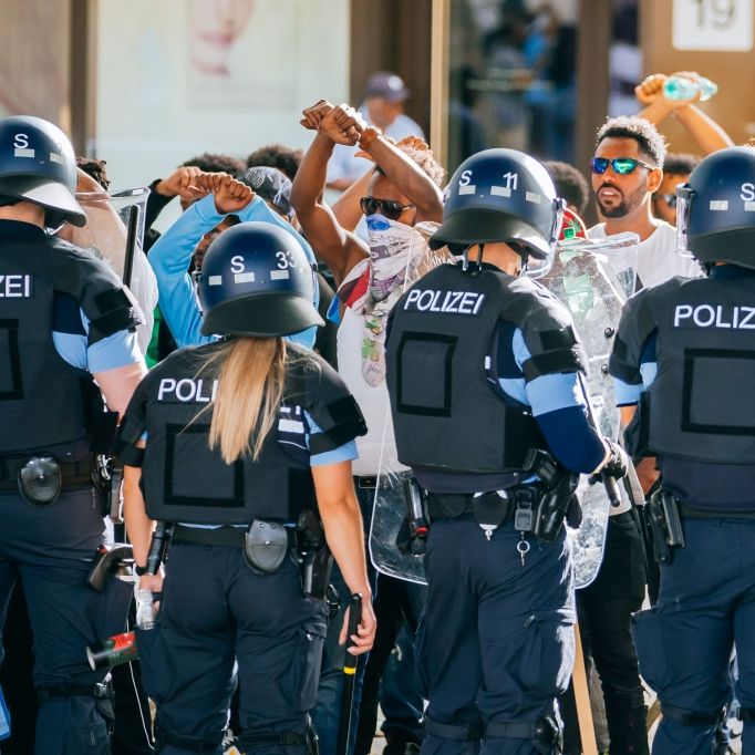 24 Polizisten verletzt! Eskalation bei Eritrea-Veranstaltung