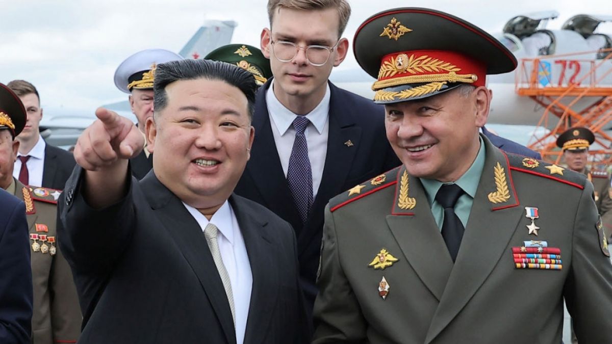 Nordkoreas Machthaber Kim Jong Un neben dem russischen Verteidigungsminister Sergej Schoigu bei der Inspektion russischer Kampfflugzeuge auf dem internationalen Flughafen von Wladiwostok. (Foto)