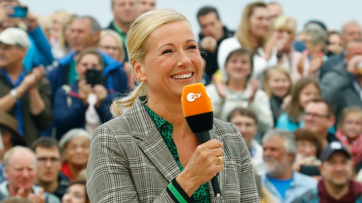 Andrea Kiewel wurde im "ZDF Fernsehgarten" am heutigen Sonntag zum Bondgirl. (Foto)