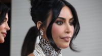 Kim Kardashian sorgt mit einem freizügigen Urlaubslook für Diskussionen.